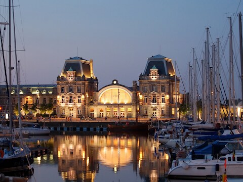 Station Oostende met jachthaven op de voorgrond (archiefbeeld).