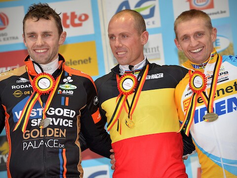 Niets dan lachende gezichten op het podium: kampioen Nys geflankeerd door Peeters (l) en Wellens.
