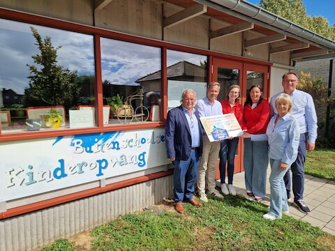 Wortegem Classics schenkt 5.000 euro aan kinderdagverblijf Knipoog: vlnr. Johan, Fabien, Tonia, Grietje, Marleen en Mathias