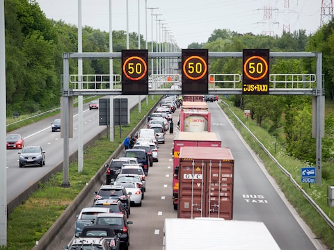 Ruim half uur file op E313 richting Antwerpen vanaf Massenhoven: moeilijke doorgang ter hoogte van Antwerpen-Oost