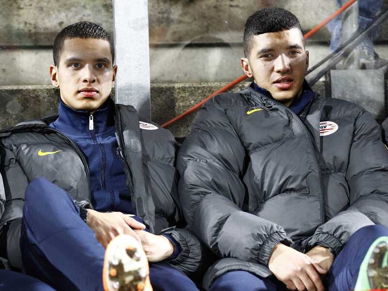 Zakaria Bakkali (r), hier naast Adam Maher, heeft geen vaste basisplek meer bij PSV