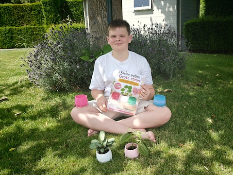 Alexandre uit Laarne met enkele van zijn kleurrijke bloempotjes.