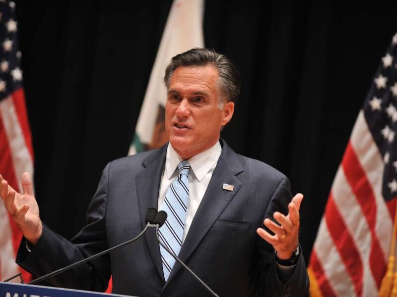 Mitt Romney spreekt de pers toe in Costa Mesa, Californië.