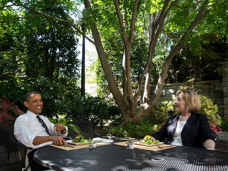 Hillary Clinton luncht in de tuin van Het Witte Huis met president Barack Obama.