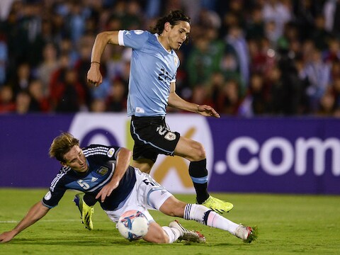 Biglia probeert hier Cavani de doorgang te versperren.