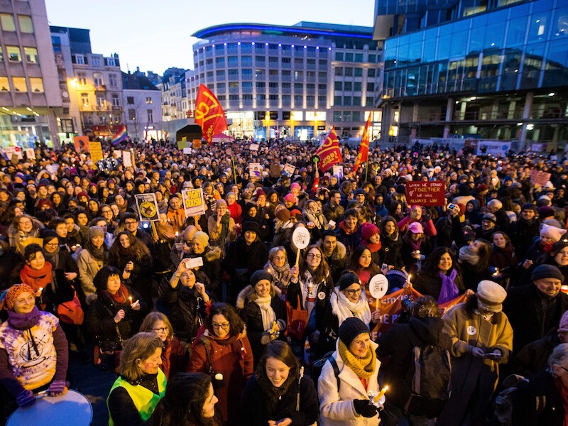 Ook in Brussel kwamen een dag na de inauguratie van Trump vrouwen op straat.