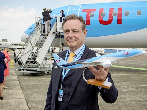 Uit 2023: burgemeester Bart De Wever (N-VA) op Antwerp Airport bij de voorstelling van een nieuw TUI-vliegtuig. 
