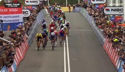 Raak voor Tim Merlier in Ronde van Holland: Soudal Quick-Step-renner sprint naar winst in eerste rit in lijn