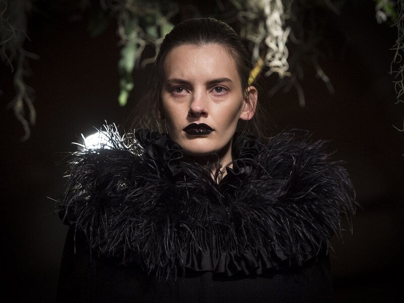 Een model op de catwalk bij Giles.