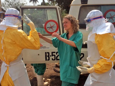 Gezondheidsmedewerkers in Guinee doen er alles aan om de verspreiding van het dodelijke ebolavirus tegen te gaan.