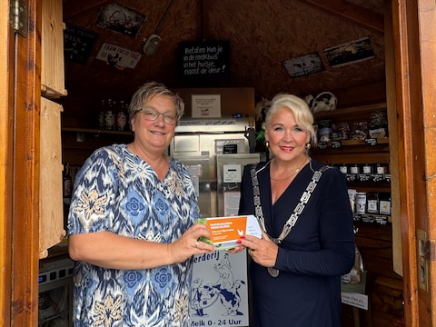Burgemeester Marjon de Hoon‑Veelenturf kocht symbolisch het eerste eierdoosje bij het Melktap van familie Verheijen- Van den Brandt in Ulicoten
