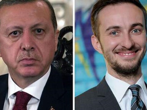 Erdogan (links) heeft in Duitsland onder andere de tv-komiek Jan Böhmermann (rechts) aangeklaagd. Die had in een satirisch gedicht dat hij op tv voorlas het Turkse staatshoofd geitenneuker genoemd.