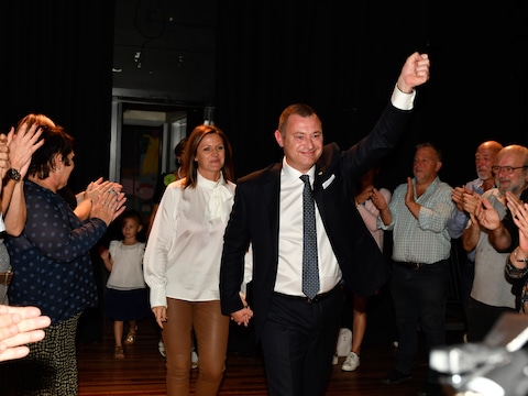 Sandra Nys op de verkiezingsavond, met haar partner en burgemeester Peter Reekmans.