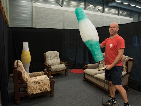 Organisator Kurt De Loor voert nog snel een lamp aan in het kringloopwinkeldecor waarin Anouk zal relaxen.