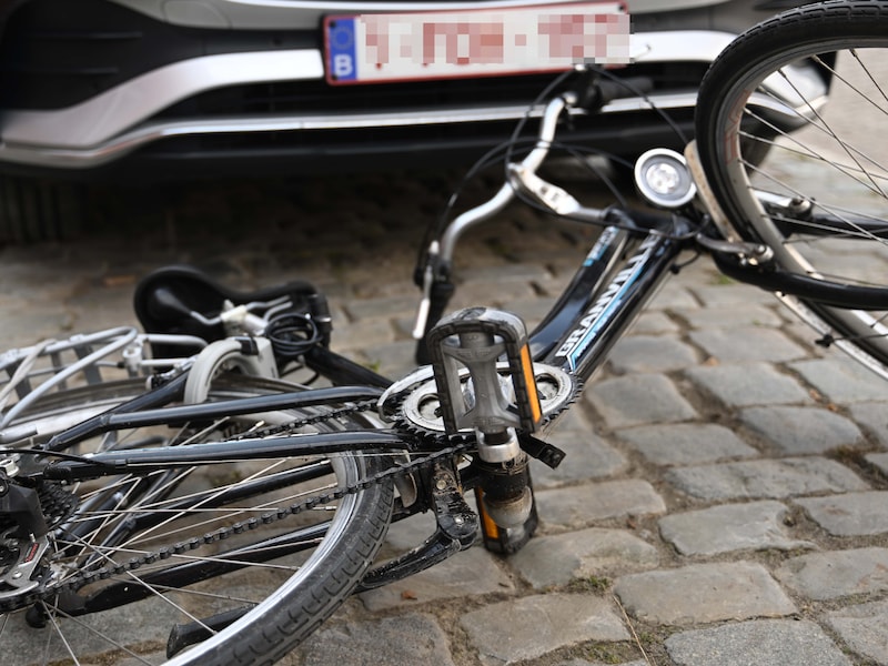 Fietsster verliest bewustzijn na aanrijding op Martelarenlaan