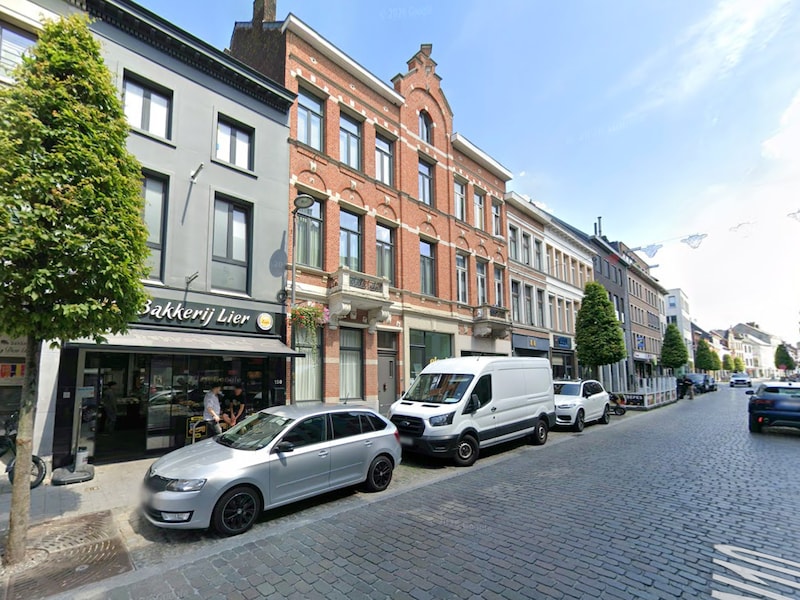 In een handelszaak in Lier dreigde het plafond in te storten na een te grote hoeveelheid bouwafval bij renovatiewerken