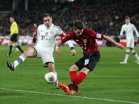 Pocognoli (archiefbeeld) in duel met Lahm.