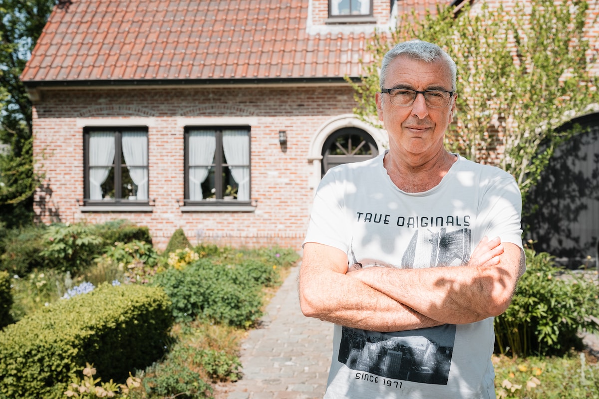 Philippe Heylen in zijn voortuin.