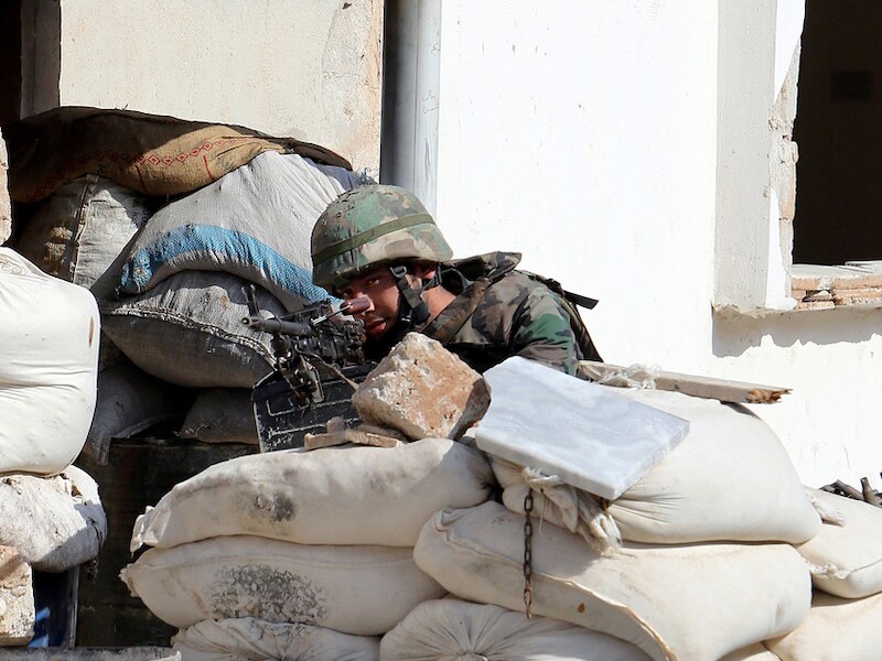 Een Syrische soldaat achter een barricade