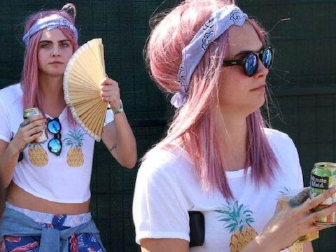 Cara Delevingne met roze haren.