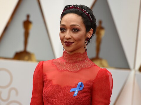 Actrice Ruth Negga draagt het blauwe ACLU-lintje op haar rode jurk.