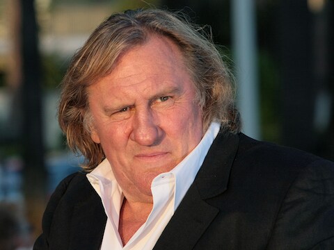 Plassen op een vliegtuig, een woning kopen en nu Russisch staatsburger worden, het gaat hard voor Depardieu.