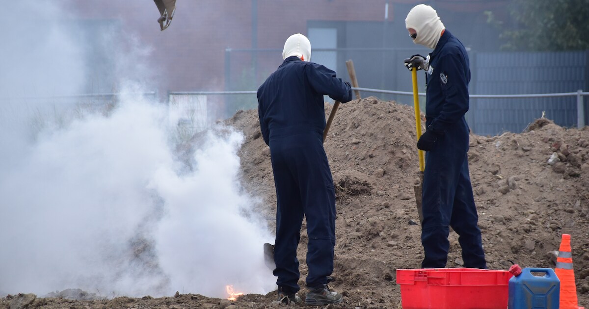 Tijdens ploegen van een veld: landbouwer rijdt op fosforbom die begint ...