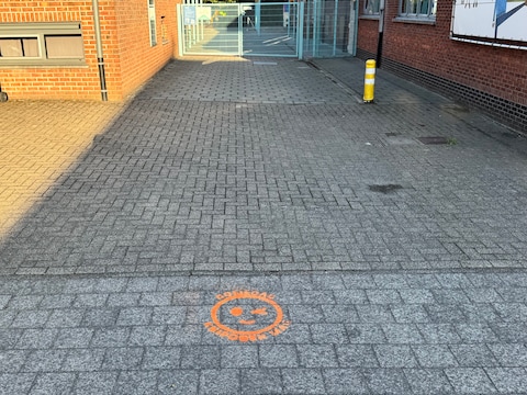 Met een smiley vlak aan de schoolpoorten enthousiasmeert de gemeente Zoersel op 1 september elkaar hartelijk te begroeten 