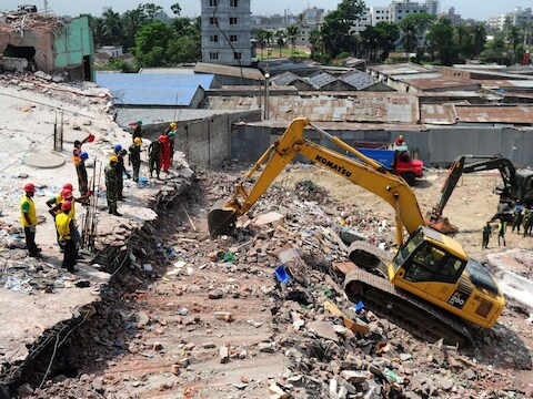 Reddingswerkers zijn bezig bij het ingestorte gebouw in Bangladesh