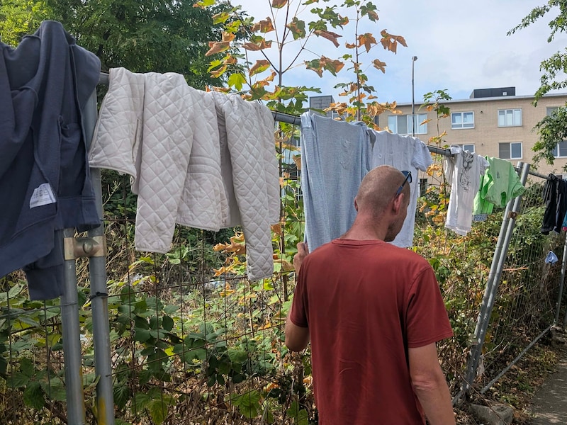 Schrijnend zicht langs de Dender in Aalst: daklozen drogen hun was aan afsluiting naast jaagpad