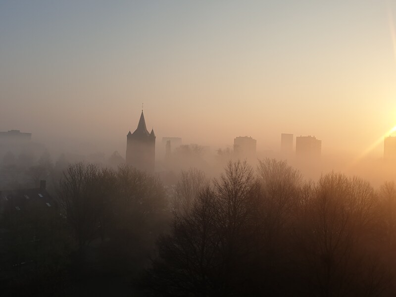 Opklaringen en lokaal nevel of mist in Kruisem in de nacht