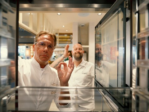 Driesterrenchef Viki Geunes is voor een avond gastchef bij Cobra House. 