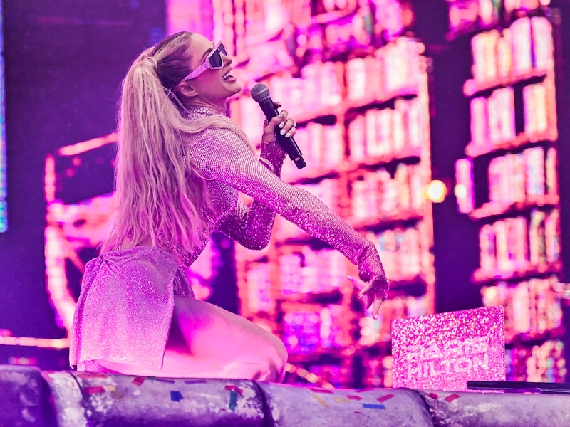 KIJK. Daar gaat ze: Paris Hilton onderuit tijdens set op Tomorrowland
