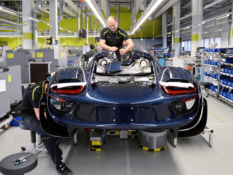 Porsche krijgt mokerslag: winst zakt met 91 procent na dramatisch kwartaal