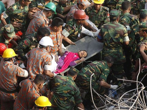 Arbeiders worden vanonder het puin gered na een instorting van een textielfabriek in Bangladesh.