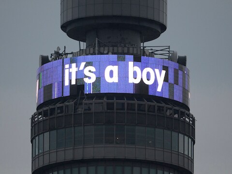 De toren van British Telecom brengt het nieuws van de geboorte.