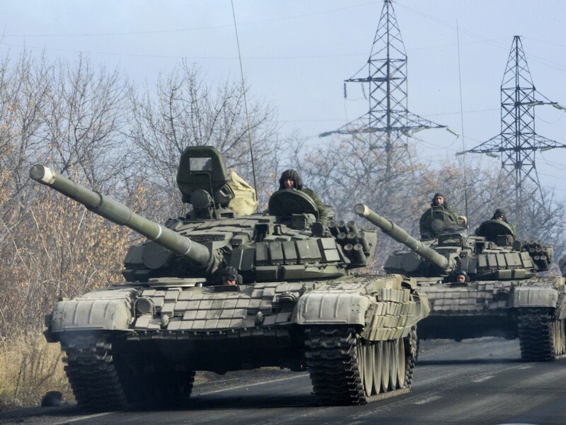 Tanks van pro-Russische rebellen rukken op naar Donetsk.