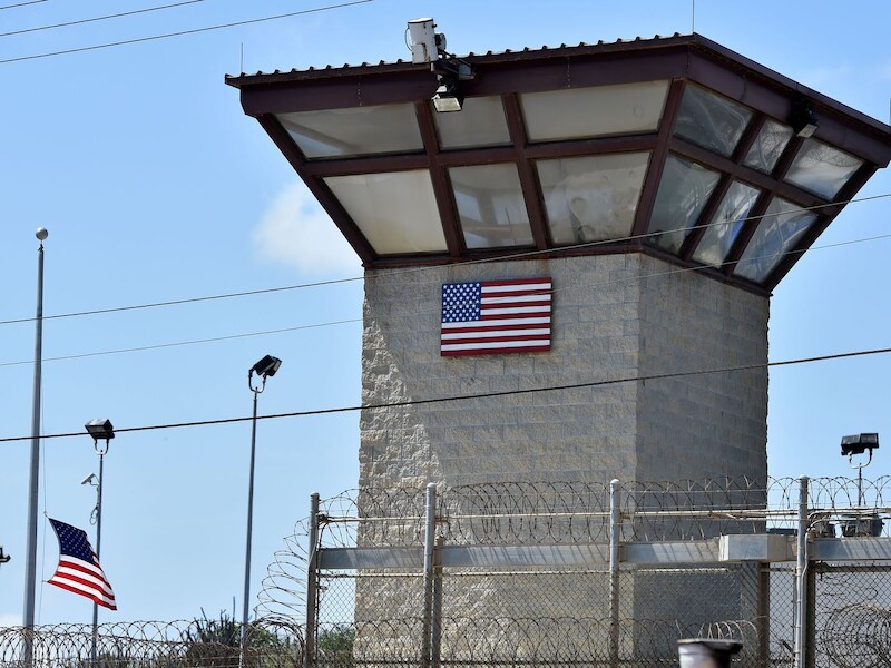 Wachttoren bij het gevangenenkamp in Guantánamo Bay