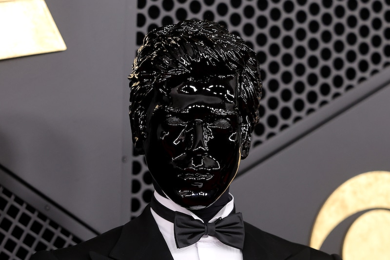 Het hoofd van de Franse dj Gesaffelstein is volledig onder een masker verborgen.