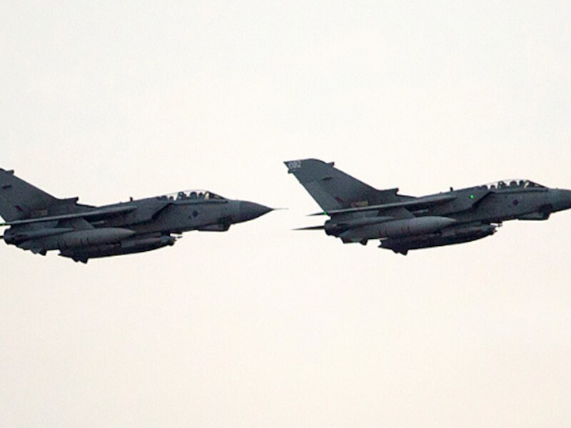 Twee Britse gevechtsvliegtuigen, genaamd RAF Tornado.