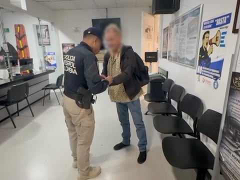 De Colombiaanse politie deelde in april al foto’s van de arrestatie van Mark Richard J. op de internationale luchthaven van Bogotá.