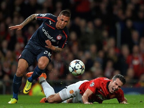 Van Persie wordt geraakt door Holebas van Olympiakos.