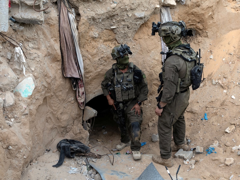 IN BEELD. Zeldzaam bezoek: journalisten dalen tot 25 meter diep in Hamas-tunnel onder verwoest Rafah