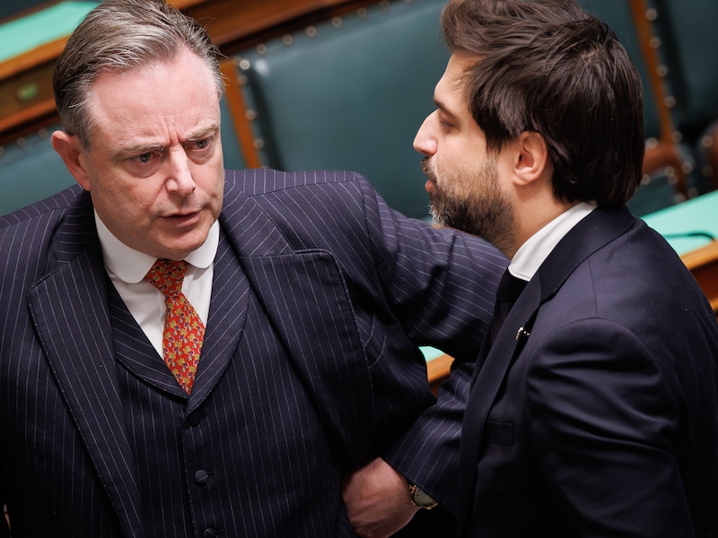MR-voorzitter Bouchez (rechts) voert de druk op N-VA en premier De Wever op.