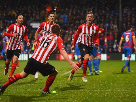 Toby Alderweireld viert zijn doelpunt op het veld van Crystal Palace met zijn Southampton-maats.