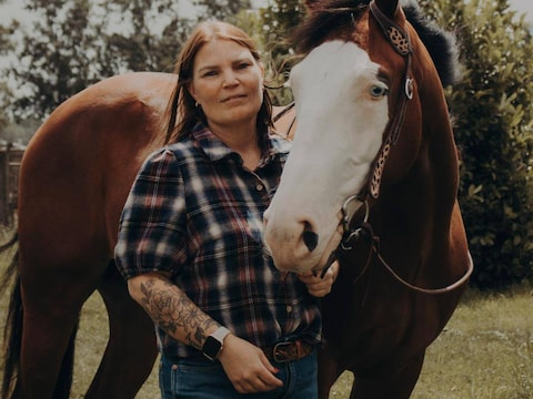 “Mensen zeggen dat ik er mijn hele leven aan ga vasthangen. So what?” Ine (44) gebruikt Mounjaro en krijgt daar vaak commentaar op