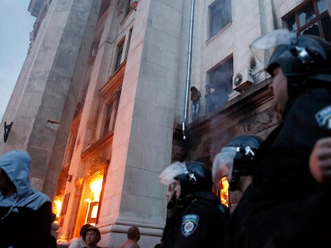 Het brandende vakbondsgebouw in Odessa.