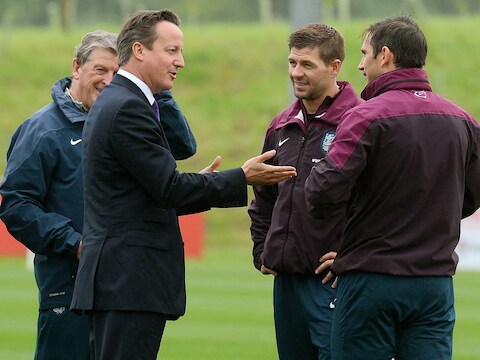 De Britse premier David Cameron in gesprek met Steven Gerrard en Frank Lampard (rechts). Bondscoach Roy Hodgson (links) luistert mee.