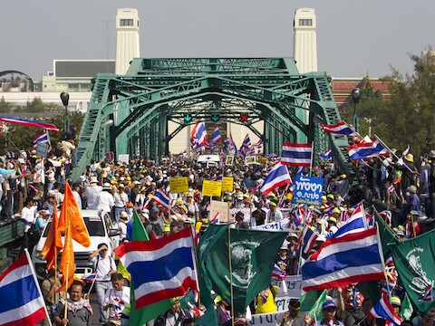 Demonstranten in Thailand lopen over de Buddhayodfah-brug voordat ze de stad stil leggen.