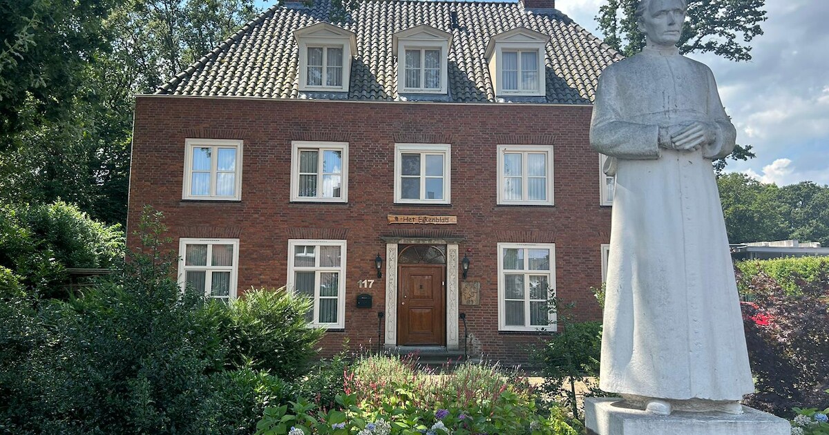 Oude pastorie staat na twaalf jaar weer te koop, koper moet wel flink ...